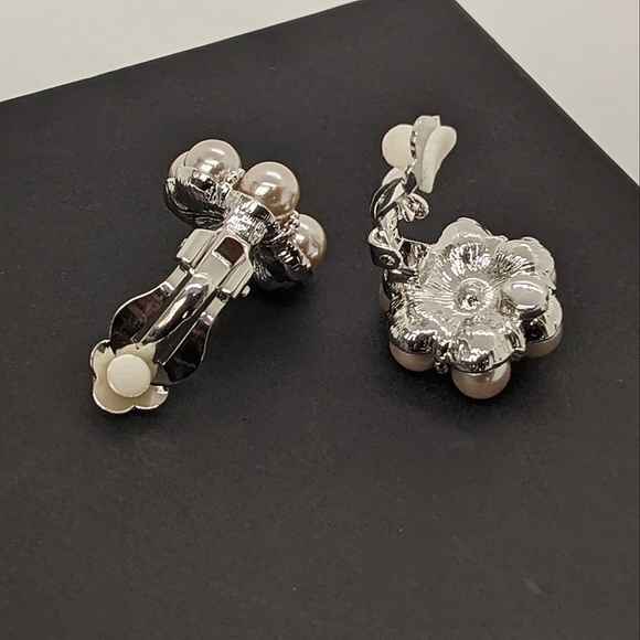 Erwin Pearl Vintage Gold-Tone Floral Cluster Faux Pearl Clip-On Earrings - Picture 5 of 15
